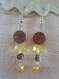 B669 - magnifiques boucles d'oreilles en métal argenté de style romantique avec une perle en verre jaune 