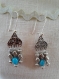 B271- magnifiques boucles d'oreilles de style ethnique en métal argenté avec un connecteur triangulaire et trois rangées de perles 