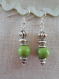 B272 - magnifiques boucles d'oreilles en métal argenté de style romantique avec une perle en verre verte 
