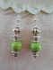 B272 - magnifiques boucles d'oreilles en métal argenté de style romantique avec une perle en verre verte 