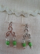B269- magnifiques boucles d'oreilles de style bohême en métal argenté avec un connecteur comprenant des perles en verre vertes 