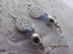 B266 - magnifiques boucles d'oreilles en métal argenté de style ethnique avec une perle en cristal bleue 
