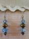 B270- magnifiques boucles d'oreilles de style vintage en métal de couleur bronze avec deux perles en verre bleu clair 