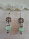 B658 - magnifiques boucles d'oreilles en métal argenté de style ethnique avec une perle en verre de couleur verte opaque 