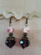B247- magnifiques boucles d'oreilles en métal de couleur bronze avec une perle en verre de couleur mauve et d'une perle 