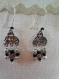 B267- magnifiques boucles d'oreilles de style ethnique en métal argenté avec un connecteur triangulaire et des perles de rocaille noires 