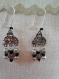 B267- magnifiques boucles d'oreilles de style ethnique en métal argenté avec un connecteur triangulaire et des perles de rocaille noires 