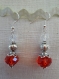 B238 - magnifiques boucles d'oreilles en métal argenté de style romantique avec deux perles en verre rouge et transparent 