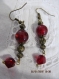 B235- magnifiques boucles d'oreilles en métal de couleur bronze de style vintage avec une perle en verre rouge vin 