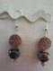 B230- magnifiques boucles d'oreilles en métal argenté de style ethnique avec une perle en verre de couleur bordeaux foncé 