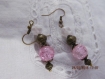 B228- magnifiques boucles d'oreilles en métal de couleur bronze avec une perle en verre craquelé de couleur rose 10 mm et d'une 