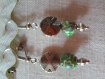B142- magnifiques boucles d'oreilles style ethnique en métal argenté avec une perle en pâte polymère de couleur verte 
