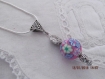 C39 - magnifique collier en métal argenté avec une grosse perle en polymère 14 mm fleurie style romantique 