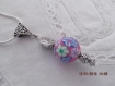 C39 - magnifique collier en métal argenté avec une grosse perle en polymère 14 mm fleurie style romantique 