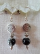 B105- boucles d'oreilles en métal argenté avec une perle en verre craquelé noire et cristal 