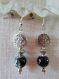 B105- boucles d'oreilles en métal argenté avec une perle en verre craquelé noire et cristal 