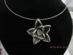 C7 - collier en acier avec une fleur en pendentif en métal argenté vieilli 