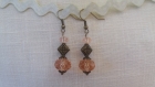 B11- magnifiques boucles d'oreilles en métal de couleur bronze style romantique avec des perles en verre de couleur orangé 
