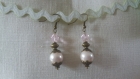 B17- magnifiques boucles d'oreilles en métal de couleur bronze de style vintage avec une perle nacrée rose poudrée 