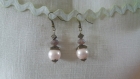 B18- magnifiques boucles d'oreilles en métal de couleur bronze de style vintage avec une perle nacrée rose poudrée 