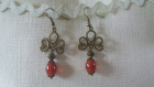 B19- magnifiques boucles d'oreilles en métal de couleur bronze de style vintage avec une perle en verre de couleur rouge 