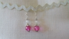 B22- magnifiques boucles d'oreilles en métal argenté de style romantique avec une perle fuschia et une perle en cristal 