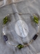 C143- collier en métal argenté et perles en verre lampwork verte et prune de style fantaisie 
