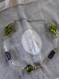 C143- collier en métal argenté et perles en verre lampwork verte et prune de style fantaisie 