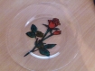 Assiette en peinture sur verre avec une rose 