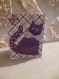 Carte noir et blanc avec un chat violet et un papillon 