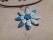 Parure de bijoux en fimo fleur dégrader de bleu avec une petite fleur bleu au milieu 