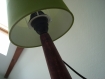 Lampe violine avec grand abat-jour vert 