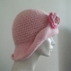 Chapeau rose en coton saison printemps été avec sa broche fleurie 