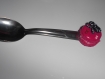 Ccouvert : 1 cuillère macaron rose avec noeud noir en pate polymère/fimo