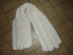 Echarpe neuve tricotee main blanche 