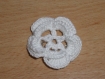 Broche en crochet, de coton blanc en forme de fleur 