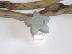 Pince clip attache tétine silicone fleur grise 