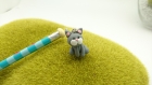 Crayon à papier chat gris en fimo et crayon bleu 
