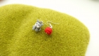 Boucles d'oreilles chat gris/pelotte rouge en fimo 