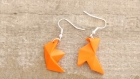 Boucles d'oreilles asymétriques cocotte et bateau orange en pate polymere 