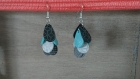 Boucles grappes turquoises blanches et noires impressions graphiques blanches 