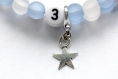 Bracelet d'allaitement sur fil à mémoire de forme de 55mm avec perles en acrylique de couleur bleu et blanc 
