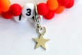 Bracelet d'allaitement sur fil à mémoire de forme de 55mm avec perles en acrylique de couleur rouge et orange 