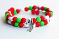 Bracelet d'allaitement sur fil à mémoire de forme de 55mm avec perles en acrylique de couleur rouge et vert 