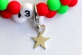 Bracelet d'allaitement sur fil à mémoire de forme de 55mm avec perles en acrylique de couleur rouge et vert 