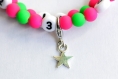 Bracelet d'allaitement sur fil à mémoire de forme de 55mm avec perles en acrylique de couleur rose et vert 