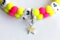 Bracelet d'allaitement sur fil à mémoire de forme de 55mm avec perles en acrylique de couleur jaune et rose 