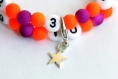 Bracelet d'allaitement sur fil à mémoire de forme de 55mm avec perles en acrylique de couleur orange et violet 