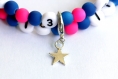 Bracelet d'allaitement sur fil à mémoire de forme de 55mm avec perles en acrylique de couleur bleu et rose 