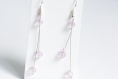 Boucles d'oreilles sur fil câblé avec perles en acrylique de couleur violet claire 